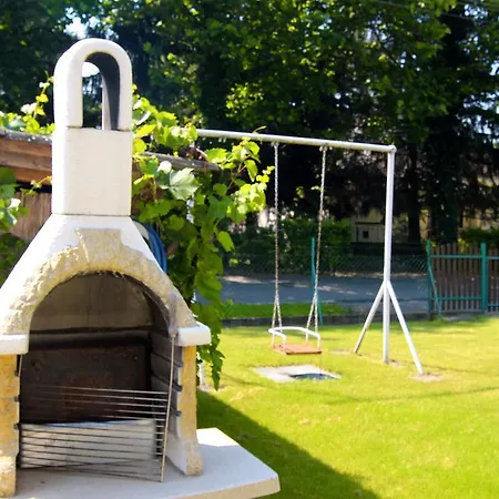 Zsuzsanna Apartmanhaz شقة
